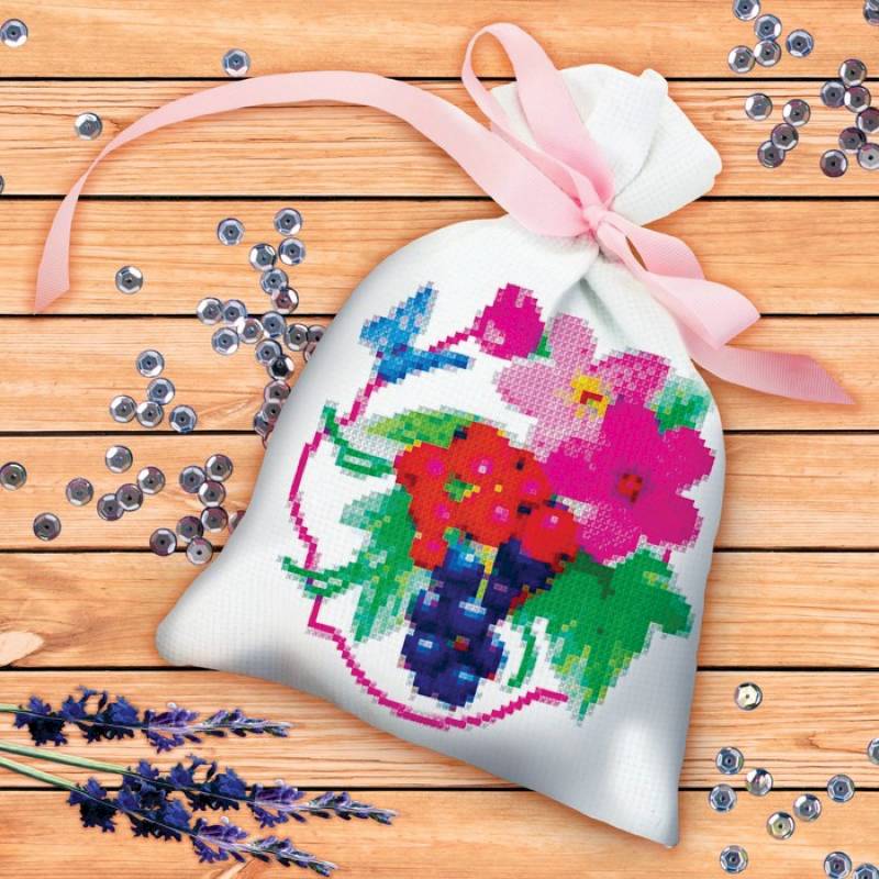 Вышивка крестиком на мешочке 'Ягода' Вышивка крестиком на мешочке 'Ягода'